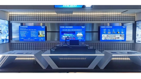 双屏联动，展厅体验的革命性创新！