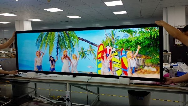 解析什么是异形广告机？它的应用有什么优势？